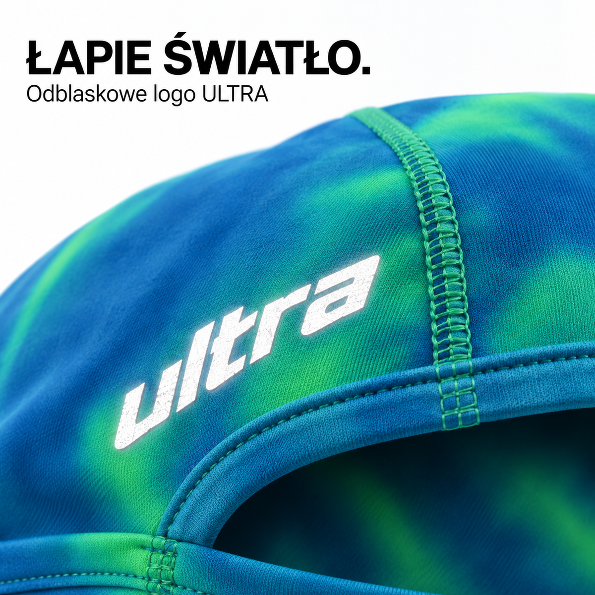 Zbliżenie odblaskowego logo ULTRA na masce
